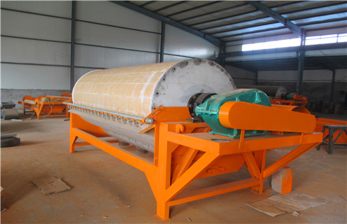 雙灤區(qū)干式磁選機使用規(guī)程_雙灤區(qū)干式磁選機使用規(guī)程工作視頻十大品牌教你如何選擇設(shè)備，干式永磁筒式磁選機是一款高效磁分離設(shè)備。磁系全部采用高性能稀土釹鐵硼材料和優(yōu)質(zhì)鐵氧體材料制做，經(jīng)過巧妙的開放式磁路設(shè)計，筒表分選區(qū)高磁感應(yīng)強度達到0.8T以上，磁場強度是常規(guī)中磁機的3-5倍，分選區(qū)的磁場力可達到電磁強磁選機的磁力水平。分選筒體采耐磨不銹鋼精制而成;分選礦物通過振動給料器均勻地給到分選筒的上部，旋轉(zhuǎn)的筒體把非磁性物料拋離筒體，磁性物料受到強磁場力作用吸向筒體，用分礦板很方便、地將磁性、非磁性物料分離。強磁場力為用筒式磁選機分選中、弱磁性礦物變成現(xiàn)實。 一、雙灤區(qū)干式磁選機使用規(guī)程_雙灤區(qū)干式磁選機使用規(guī)程工作視頻十大品牌教你如何選擇設(shè)備 1、干法磁選機設(shè)備處理量大，分選礦物粒級范圍寬、分離精度高、不堵塞;結(jié)構(gòu)簡單、維護方便，耗電量僅為電磁強磁選機的20%。 2、干式磁選機的磁系，采用優(yōu)質(zhì)鐵氧體材料或與稀土磁鋼復(fù)合而成，筒表平均磁感應(yīng)強度為100～600mT。根據(jù)用戶需要，可提供順流、半逆流、逆流型等多種不同表強的磁選。本磁選機具有結(jié)構(gòu)簡單、處理量大、操作方便、易于維護等優(yōu)點。 3、干式磁選機是常用的鐵礦設(shè)備和錳礦設(shè)備，主流的強磁選機選礦設(shè)備。本系列干式磁選機適用于耐火材料、化工材料、糧油機械、磨料、陶瓷、冶金、水泥、粉沫冶金、橡膠、礦石等多種物料除(選)鐵使用，并可同雷蒙磨、粉碎機、球磨機配套使用。